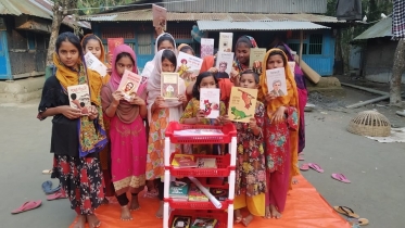 পিরোজপুরে কিশোরী ক্লাবে ককমিউনিটি পাঠাগার স্থাপন